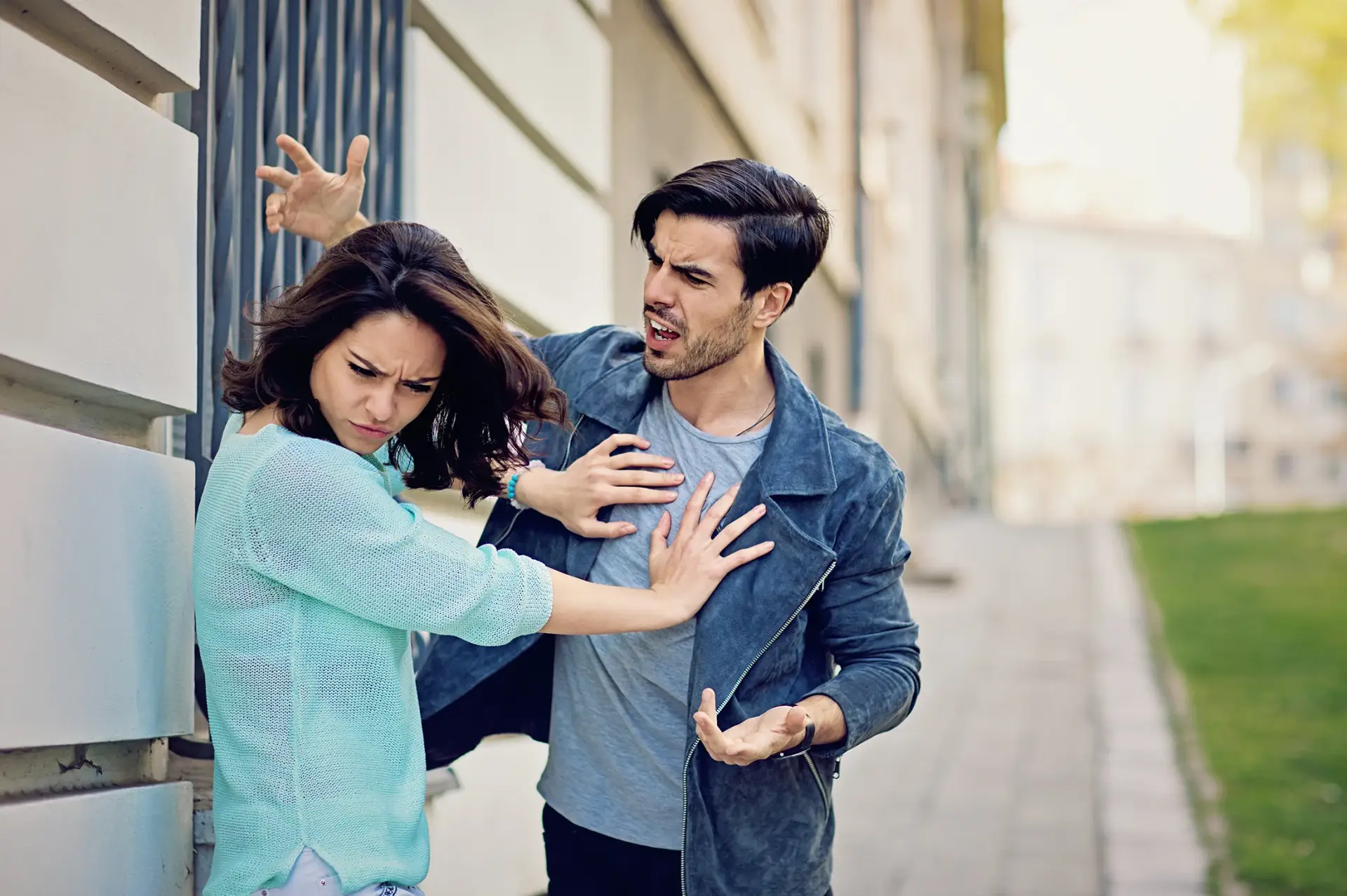 Illustration montrant une dispute dans la rue, symbolisant un cas de harcèlement de rue.